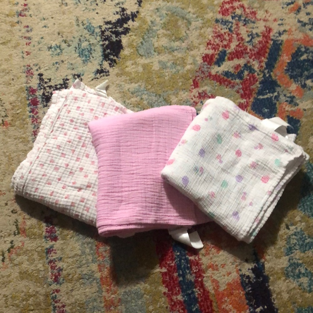 lot of 3 muslin blankets